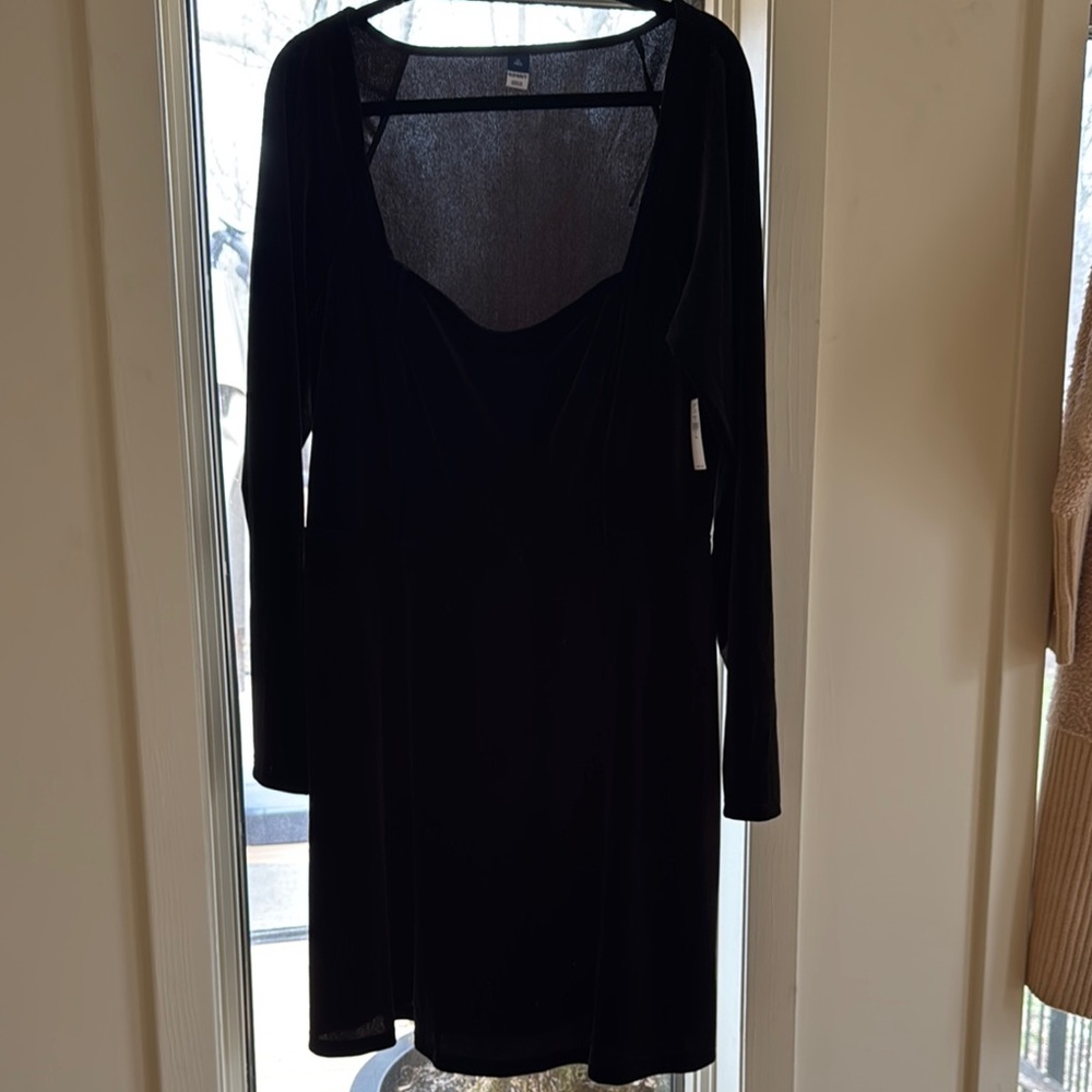 Elegant Black Long-Sleeve Dress